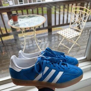 adidas gazelle in Blue Bird / Cloud White / Gum | barely worn!